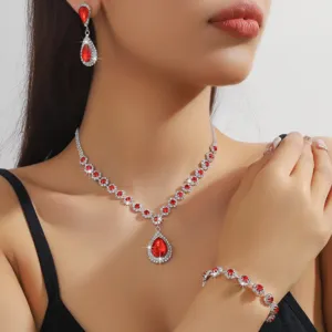 Completo di gioielli con collana orecchini e bracciale in cristallo rosso per donne eleganti.