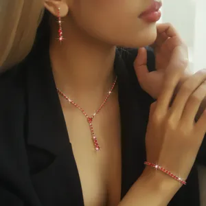 Dettaglio collana orecchini bracciale in cristallo rosso set gioielli donna moda.
