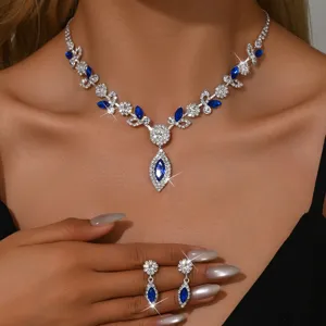 Splendido set di gioielli con collana e orecchini in cristallo strass blu per matrimoni.
