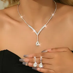Elegante set di collana e orecchini pendenti con strass, perfetto per feste e serate.