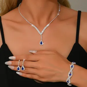 Elegante completo da sposa con collana orecchini e bracciale decorati con pietre blu.