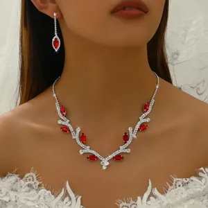 Splendido set di collana e orecchini da sposa in cristallo rosso con pietre scintillanti.