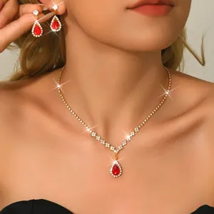 Elegante set di gioielli con collana e orecchini a goccia in zircone rosso con strass scintillanti.