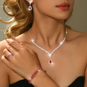 Primo piano del set di gioielli da sposa in cristallo con collana, orecchini, anello e bracciale.