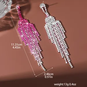 Detailansicht langer Strass-Quastenohrenringe mit atemberaubendem rosa Farbverlauf für Party.