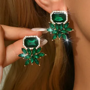 Dettaglio orecchini floreali retrò in cristallo verde dal design elegante e chic.