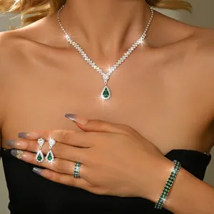 Set di gioielli da sposa in cristallo con collana, orecchini, bracciale e anello.