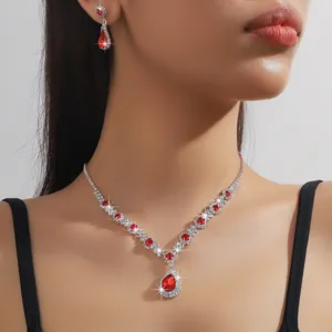 Set di gioielli con collana e orecchini a goccia in cristallo rosso per festa.