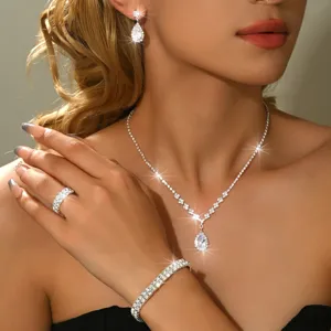 Set di gioielli da sposa in cristallo scintillante con orecchini, collana, anello e bracciale.
