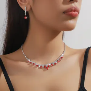 Dettaglio di set collana e orecchini in cristallo rosso brillante con pietre scintillanti.