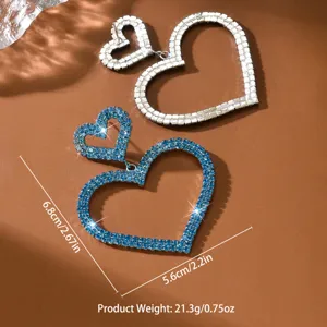 Wunderschöne doppelte Herz Strass Ohrringe in Silber und Blau, elegante glänzende Accessoires.