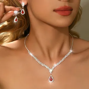 Collana goccia di cristallo e orecchini dettaglio primo piano gioielli splendenti eleganti.