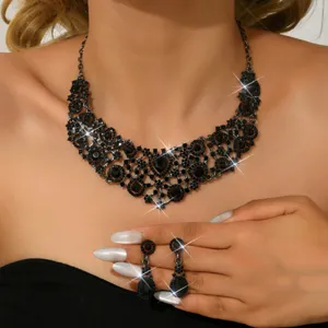 Set collana e orecchini con strass neri gotici, gioielli in cristallo eleganti.