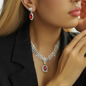 Elegante set collana e orecchini con cristalli rossi di strass per festa donna abito.