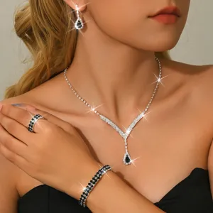 Completo di gioielli in strass elegante con collana a goccia, orecchini e bracciale.