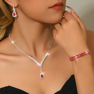 Splendido set di gioielli con collana orecchini e bracciale in cristallo rosso