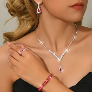Set di gioielli in strass scintillanti con collana goccia, orecchini e bracciale elegante.