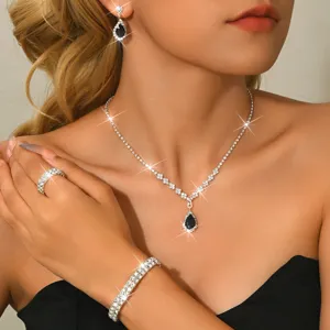 Primo piano dettaglio del set di gioielli da sposa con collana e orecchini di cristallo.