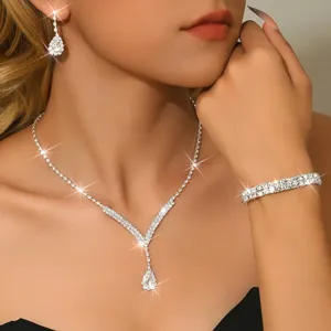 Primo piano dettagliato del set di gioielli scintillante con collana e bracciale in strass.