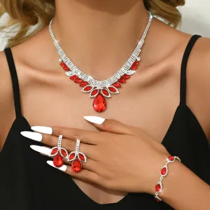 Sbalorditivo set di gioielli in cristallo rosso con collana, orecchini e braccialetto.