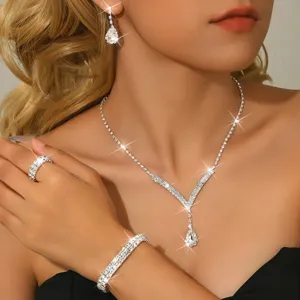 Elegante set di gioielli in strass con collana, orecchini, bracciale e anello per feste.