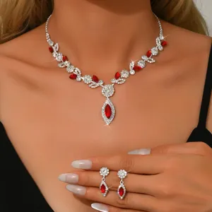 Elegante set collana e orecchini in cristallo rosso, strass brillanti per feste di nozze banchetti.
