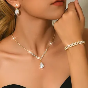 Dettaglio del set di gioielli da sposa in zircone cubico con strass scintillanti.