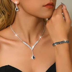 Set di gioielli da festa con collana orecchini e bracciale in strass con pietre nere.