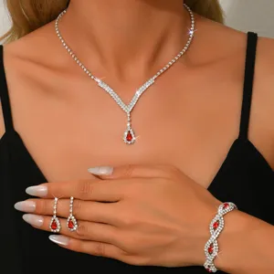 Primo piano dettagliato del set di gioielli in cristallo rosso con pietre lucenti.