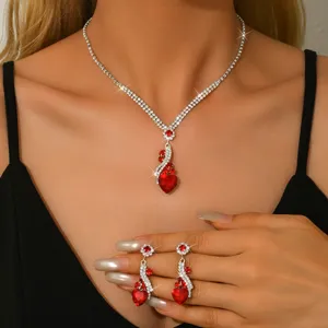 Elegante set collana orecchini con cuore di cristallo rosso per festa donna.