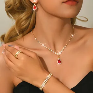 Dettaglio di uno scintillante set di gioielli da sposa con zirconi rossi a goccia e strass brillanti.