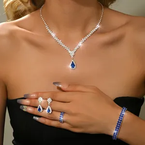 Splendido dettaglio di gioielli da sposa in cristallo blu con collana orecchini set.