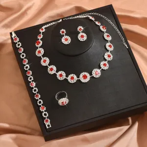 Primo piano dettagliato di un bellissimo set di gioielli in cristallo rosso con collana e orecchini.