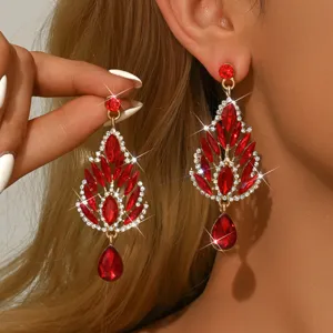 Eleganti orecchini pendenti in cristallo rosso da donna, gioielli da festa lucidi.