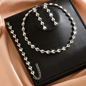 Completo di gioielli in strass scintillanti con una collana luminosa, orecchini e braccialetto.