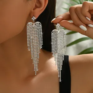Orecchini lunghi con frange di strass a cuore di cristallo scintillanti dettaglio moda.