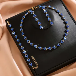 Dettaglio di gioielli in cristallo blu con pietre scintillanti e finiture dorate.