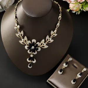 Vista dettagliata del set di collana e orecchini floreali vintage con strass lucidi.