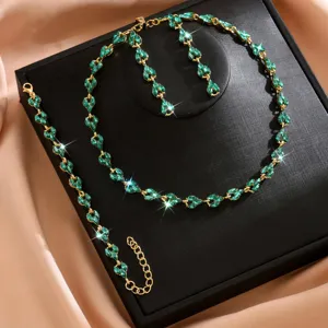 Set di gioielli in cristallo verde collana orecchini bracciale elegante vista dettagli.