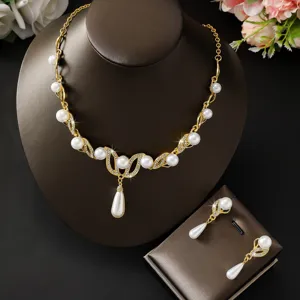 Vista dettagliata del set di collana e orecchini con perle finte e strass dorati eleganti.