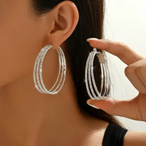 Splendidi orecchini a cerchio con strass multistrato, stile da festa audace e luminoso.