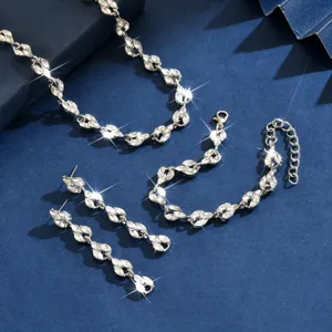 Dettaglio ravvicinato del set di gioielli in strass argento con splendidi cristalli scintillanti.