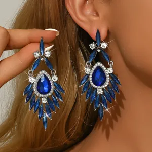 Dettaglio in primo piano di lussuosi orecchini pendenti con strass blu scuro eleganti.