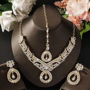 Primo piano del set di collana e orecchini da sposa in strass dorato vintage elegante.