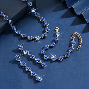 Vista dettagliata collana bracciale orecchini strass cristallo blu set di gioielli sposa