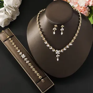 Dettagliata vista ravvicinata del set di collana orecchini e bracciale elegante da sposa.