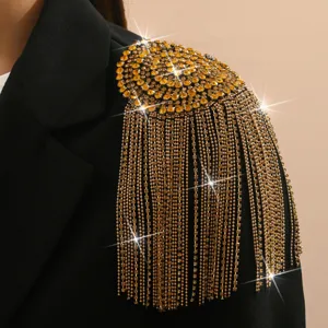 Nahaufnahme der Vintage Luxus Strass Fransen Schulterklappe für Bühnenkostüm Detail.