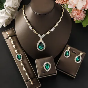 Elegante set di gioielli con strass a goccia color smeraldo, collana e orecchini.