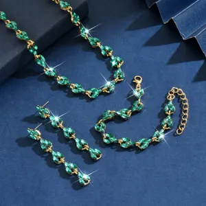 Elegante set collana braccialetto orecchini strass verdi vista dettagliata gioielli.