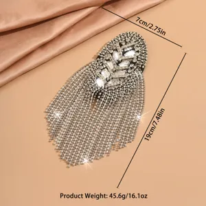 Detailansicht der glitzernden Strass-Quasten-Schulterklappe mit genauen Maßen und Produktgewicht.